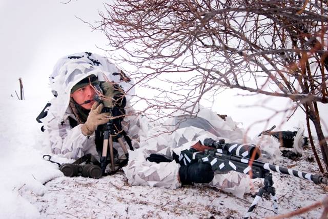 Equipo tirador selecto y observador realizando su trabajo en perfecta compenetración. Equipo tirador selecto y observador realizando su trabajo en perfecta compenetración.