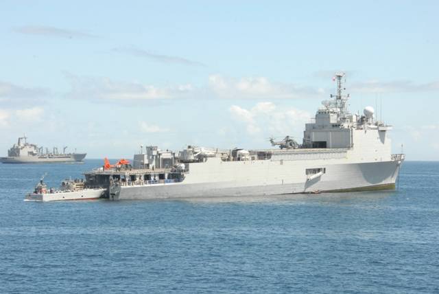 El LSHD “Sargento Aldea” dentro de sus múltiples capacidades, dispone de una amplia cubierta de vuelo. El LSHD “Sargento Aldea” dentro de sus múltiples capacidades, dispone de una amplia cubierta de vuelo.