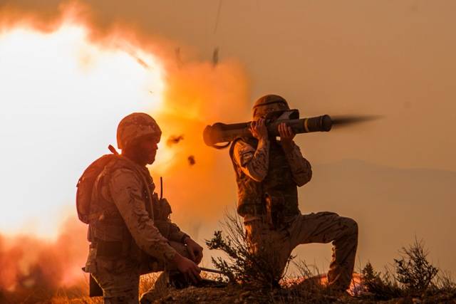 Legionarios hacen fuego con un lanzagranadas C-90