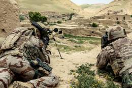 Afganistán ha constituido el escenario por excelencia de la lucha COIN: francotiradores vigilan una aldea Afganistán ha constituido el escenario por excelencia de la lucha COIN: francotiradores vigilan una aldea
