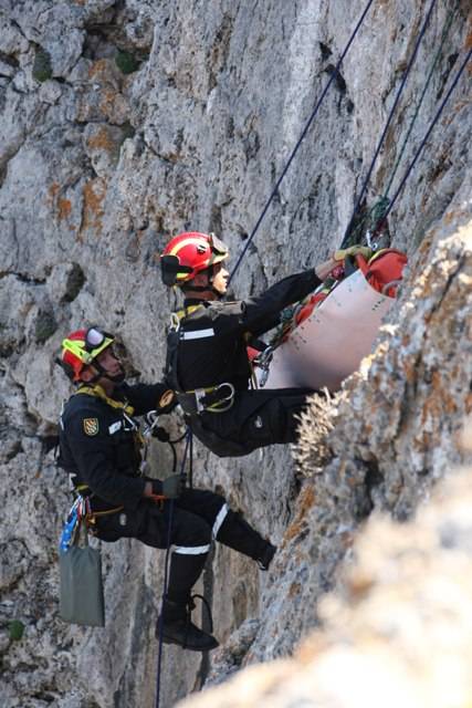 Ejercicios en tareas de rescate en alta montaña (foto UME).