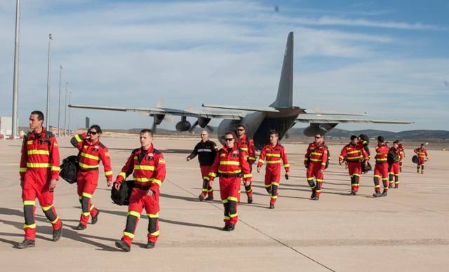 Efectivos tras desembarcar de un C-130H del Ejército del Aire. Aunque s la punta de lanza ante catástrofes en España, tiene a toda la estructura de las FAS detrás (foto UME).