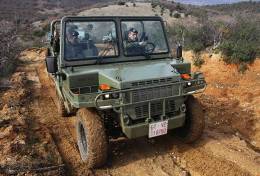 Los  nuevos VEA transitando por los embarrados caminos del Campo de Maniobras y Tiro (CMT) de Uceda (Guadalajara).(Julio Ma�z /defensa.com)