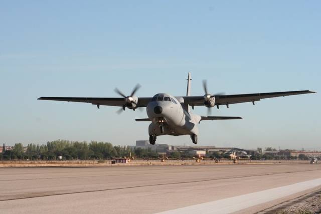 Imagen de un CN235 del Ejército del Aire despegando, actualmente opera un total de 18 de estos aparatos. Foto: Ejército Aire.