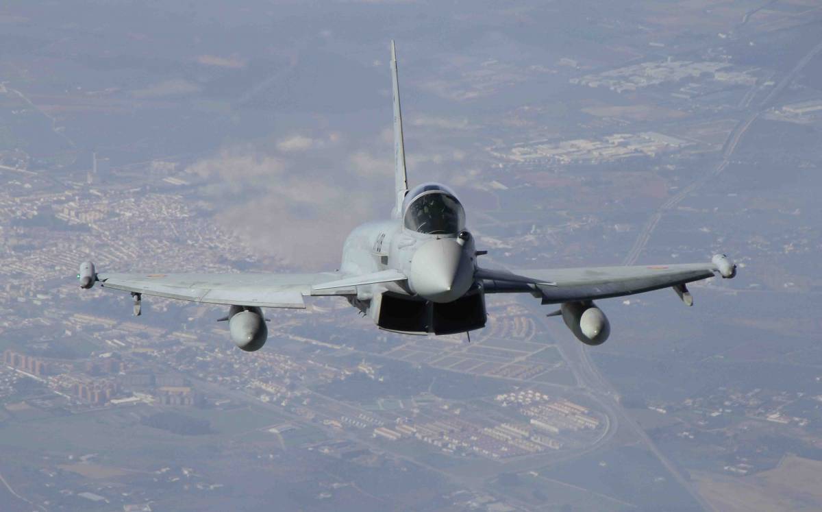Vista frontal de un Eurofighter en vuelo.(Julio Ma�z/defensa.com)