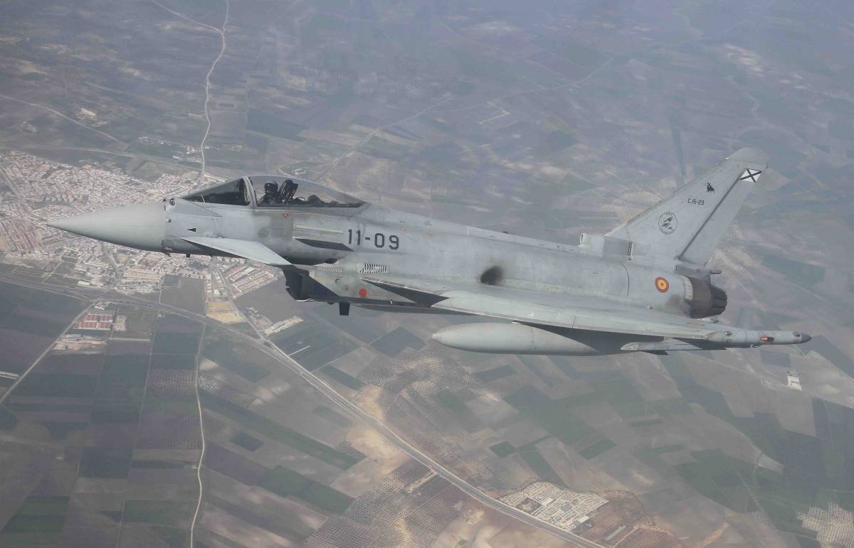 Volando sobre lel Arahal (Sevilla). (Julio Ma�z/defensa.com)