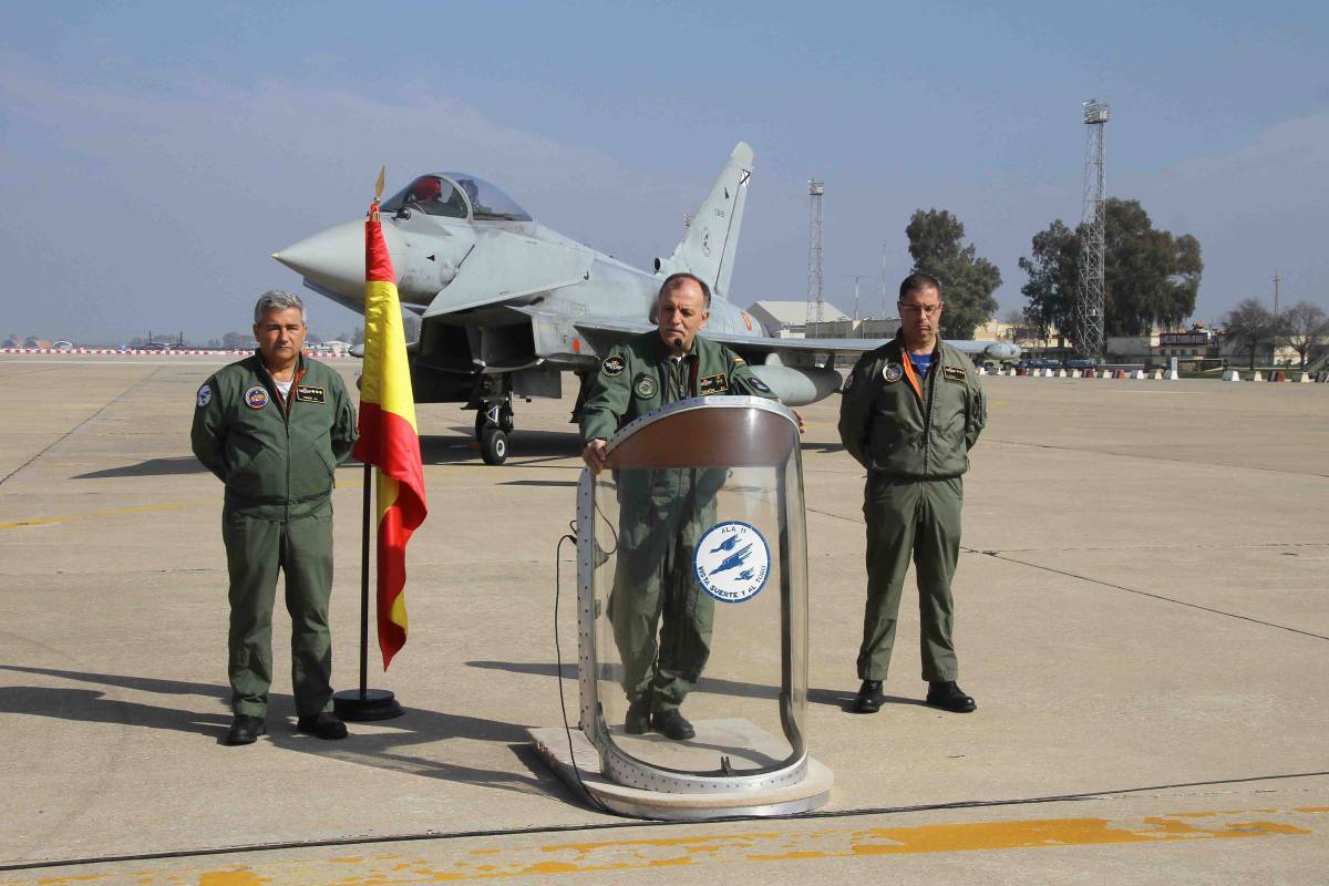 El general Sim�n del MACOM presentando la salida al Red Flag 2017-2.(Julio Ma�z/defensa.com)