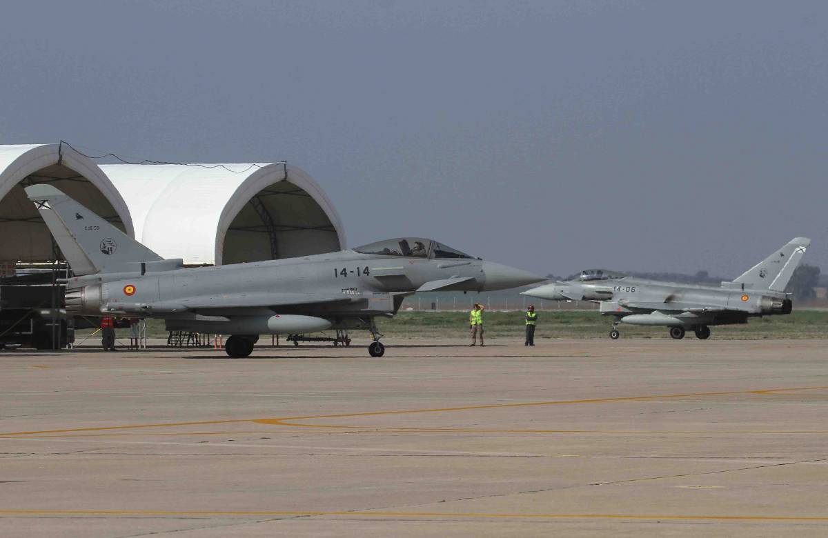 Dos Eurofighter del Ala 14 saliendo de los refugios de Mor�n.(Julio Ma�z/defensa.com)