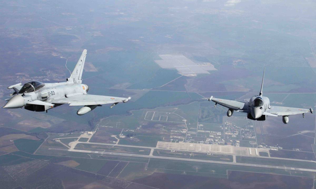 Dos Eurofighter sobrevolando la Base A�rea de Mor�n (Sevilla).(Julio Ma�z/defensa.com)