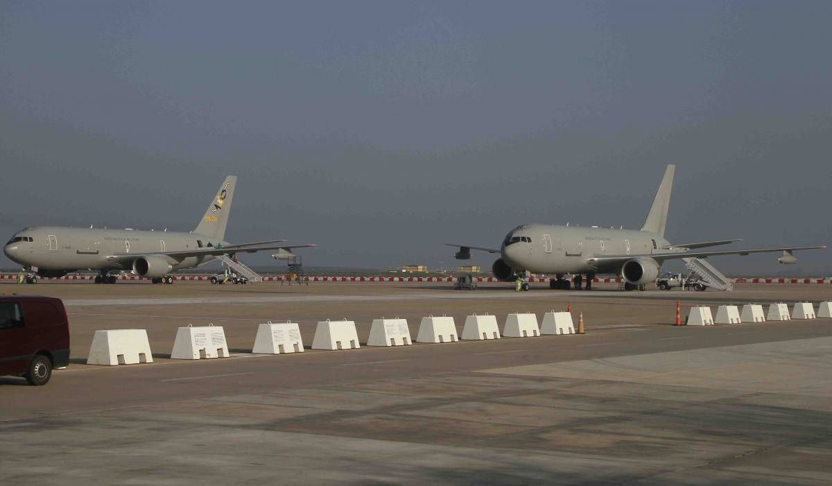 Los dos Boeing KC-767A italianos en la plataforma de Mor�n.(Julio Ma�z/defensa.com)