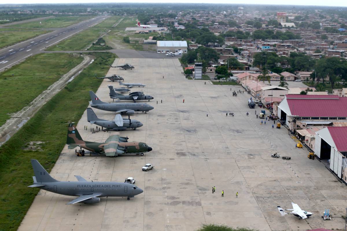 01.	L�nea de Vuelo en el Grupo A�reo N� 7, sede de las Operaciones de Transporte, rescate y Evacuaci�n. Se observa, de abajo hacia arriba, un Boeing 737-200 de la FAP, un C-130H Hercules de la FAA, un C-27J Spartan y un Boeing 737-528 de la FAP, un An-32B