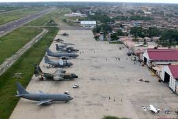 01.	L�nea de Vuelo en el Grupo A�reo N� 7, sede de las Operaciones de Transporte, rescate y Evacuaci�n. Se observa, de abajo hacia arriba, un Boeing 737-200 de la FAP, un C-130H Hercules de la FAA, un C-27J Spartan y un Boeing 737-528 de la FAP, un An-32B