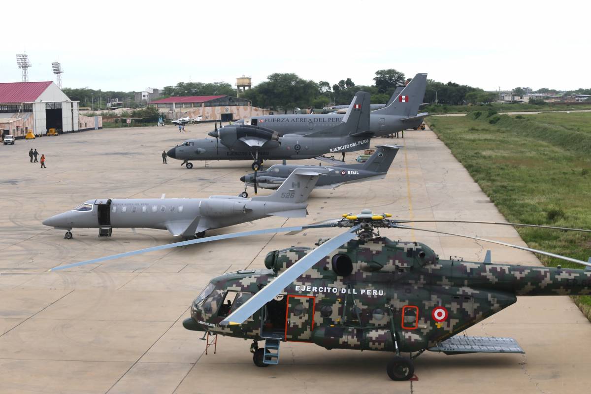 02.	Otra vista de la L�nea de Vuelo en el Grupo A�reo N� 7. Apreciamos un Mi-171Sh-P de y un An-32B de la Aviaci�n del Ej�rcito, un Learjet 45XR y un Boeing 737-528 de la FAP, y un Beechcraft B-200T/CT de la Aviaci�n Naval.
