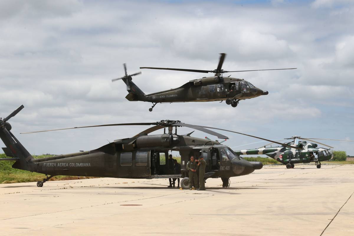 03.	Un MH-60L Black Hawk de la Fuerza A�rea Colombiana, configurado como ambulancia y denominado Angel 1, emprende el vuelo.  En tierra se aprecia un UH-60L de la FAC y un Mi-171Sh Hip H del Grupo A�reo N� 3 de la FAP.