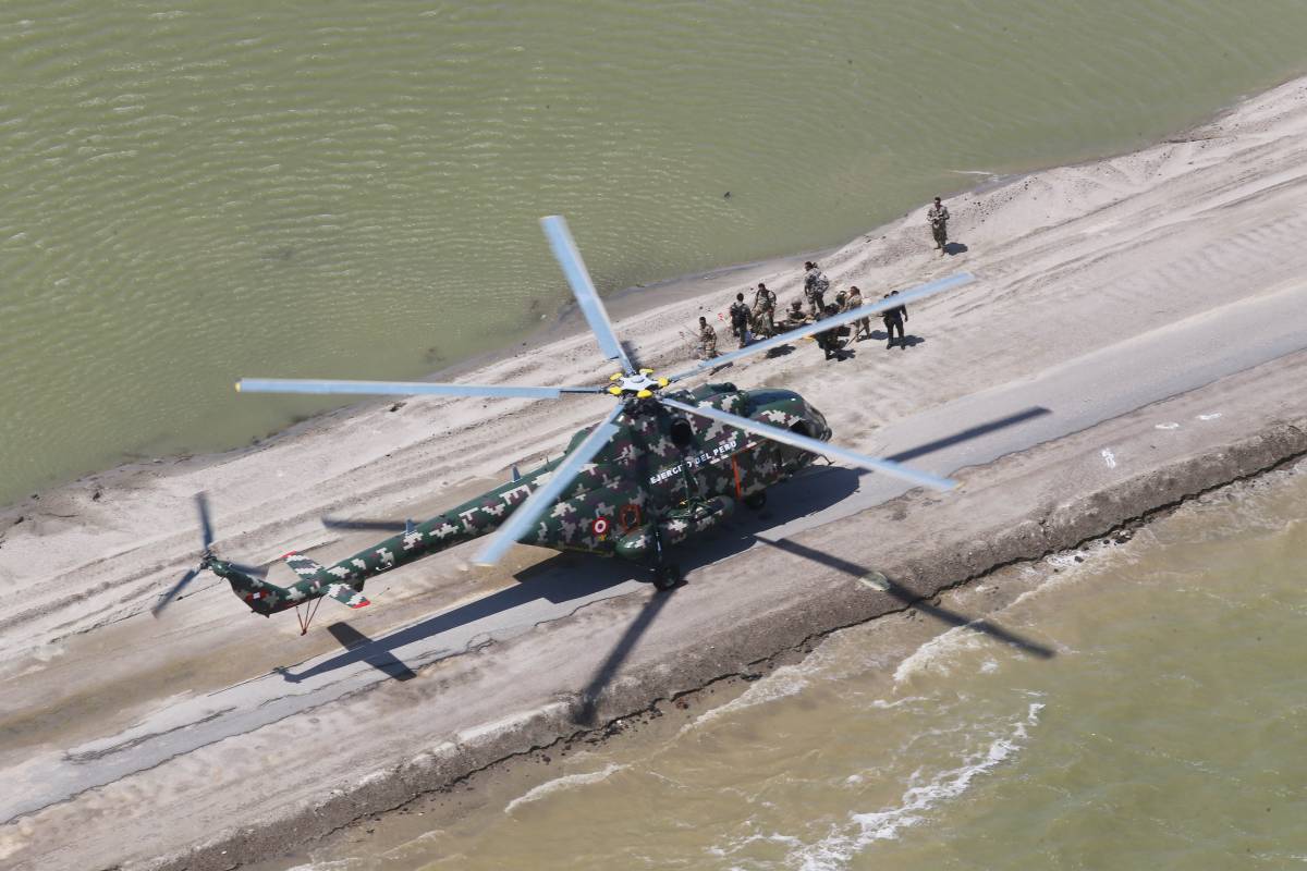 07.	Mi-171Sh-P Hip H posado en lo que fue una carretera en Piura.