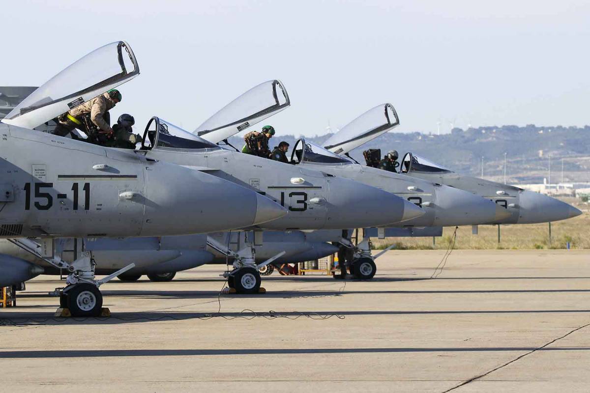 Línea de EF-18M del Ala 15 listos para despegar camino de Estonia. Foto: R. Galindo Línea de EF-18M del Ala 15 listos para despegar camino de Estonia. Foto: R. Galindo