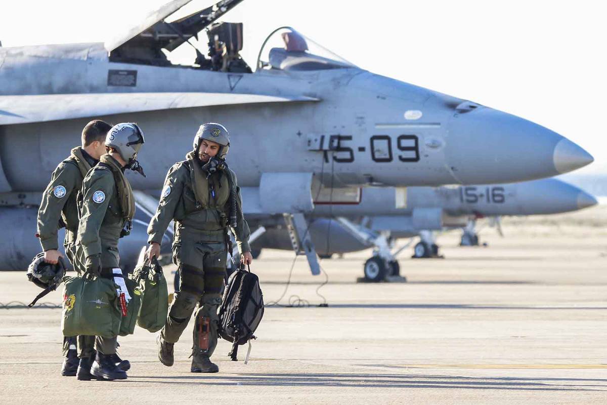 Tres pilotos del Ala 15 se dirigen a sus cazabombarderos. Foto: R. Galindo Tres pilotos del Ala 15 se dirigen a sus cazabombarderos. Foto: R. Galindo