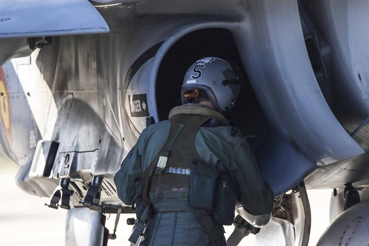 Cada piloto realiza la revisión pre-vuelo de sus EF-18M. Foto: R. Galindo Cada piloto realiza la revisión pre-vuelo de sus EF-18M. Foto: R. Galindo