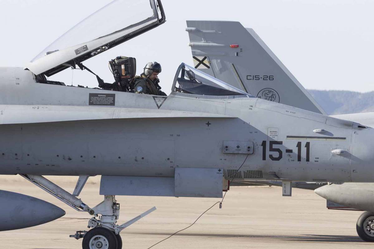 Un piloto del Ala 15 ya en la cabina de su EF-18M listo para despegar para Ämari. Foto: Javier Sánchez. Un piloto del Ala 15 ya en la cabina de su EF-18M listo para despegar para Ämari. Foto: Javier Sánchez.