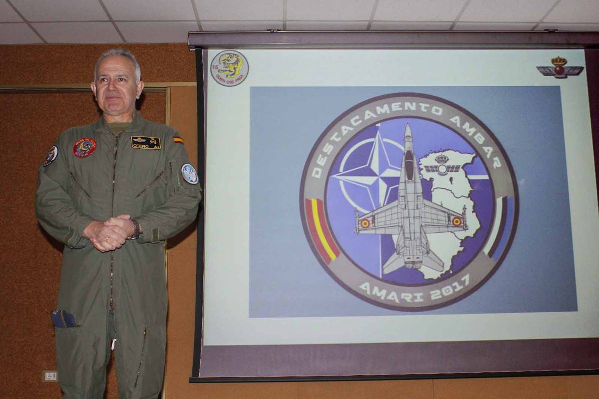 El jefe de Movilidad Aérea, general de división Otero presentando el despliegue. Foto: R. Galindo. El jefe de Movilidad Aérea, general de división Otero presentando el despliegue. Foto: R. Galindo.