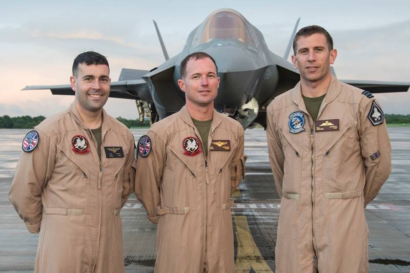 Pilotos de F-35B: los dos de la izquierda son del USMC, y el de la derecha de la RAF (foto Lockheed Martin). Pilotos de F-35B: los dos de la izquierda son del USMC, y el de la derecha de la RAF (foto Lockheed Martin).