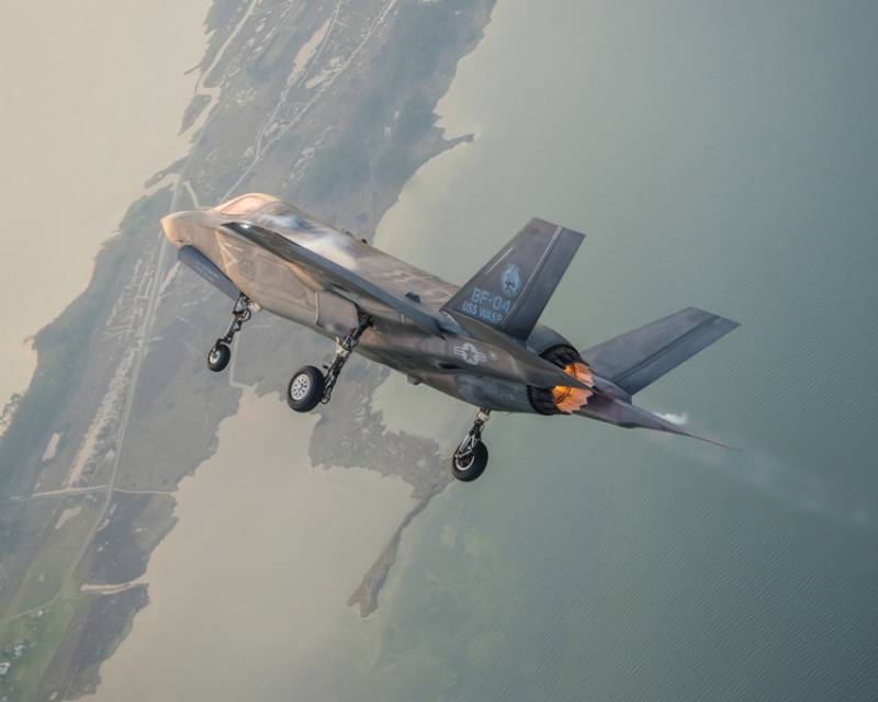 Imagen en vuelo de un F-35B de los Marines (foto Lockheed Martin). Imagen en vuelo de un F-35B de los Marines (foto Lockheed Martin).