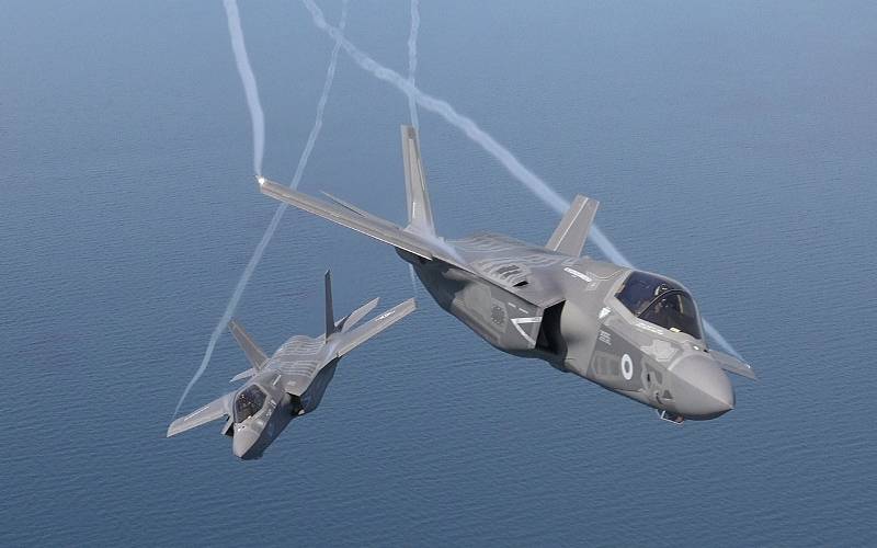 Un F-35B de la RAF, en primer plano, y detrás se ve otro del USMC (foto Lockheed Martin). Un F-35B de la RAF, en primer plano, y detrás se ve otro del USMC (foto Lockheed Martin).