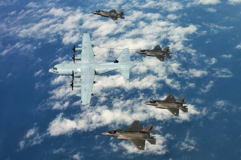F-35B de la RAF y del USMC repostando en el aire de un C-130J, también de los Marines (foto Lockheed Martin). F-35B de la RAF y del USMC repostando en el aire de un C-130J, también de los Marines (foto Lockheed Martin).