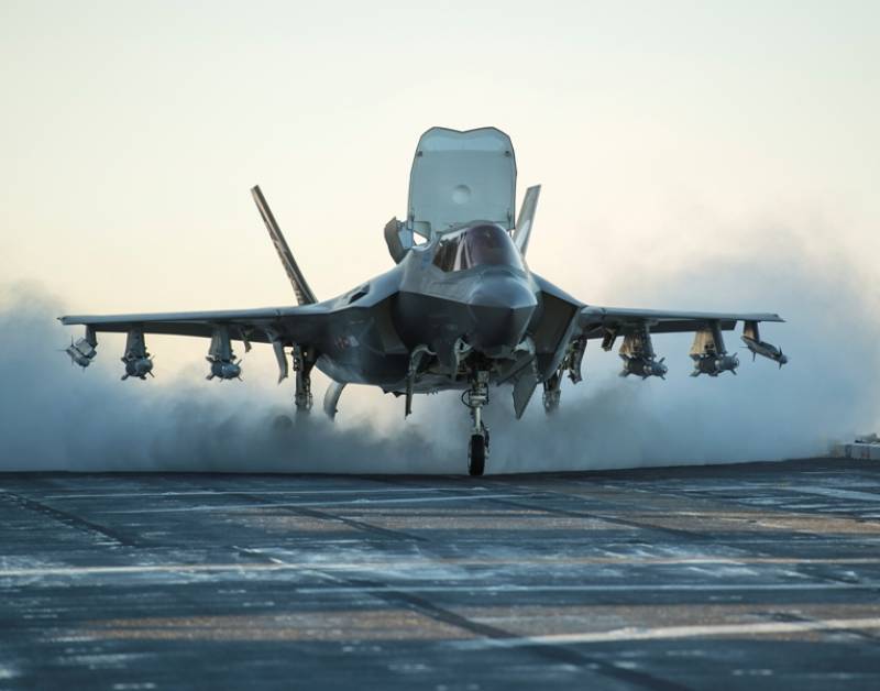 Este F-35B lleva montados misiles aire-aire en 6 puntos exteriores, en los extremos, y armamento aire-suelo inteligente en el resto (foto Lockheed Martin). Este F-35B lleva montados misiles aire-aire en 6 puntos exteriores, en los extremos, y armamento aire-suelo inteligente en el resto (foto Lockheed Martin).