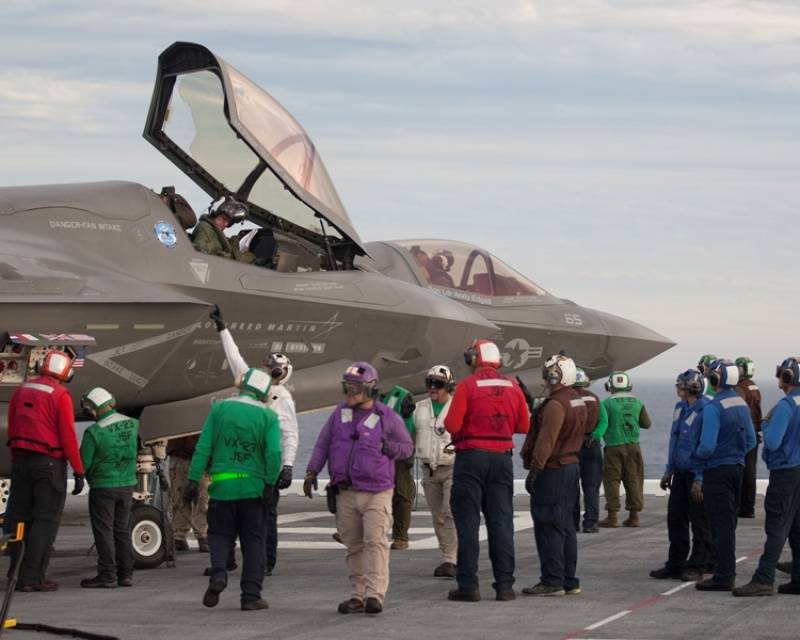A bordo del LHD USS “America”, para realizar pruebas a bordo (foto US Navy). A bordo del LHD USS “America”, para realizar pruebas a bordo (foto US Navy).