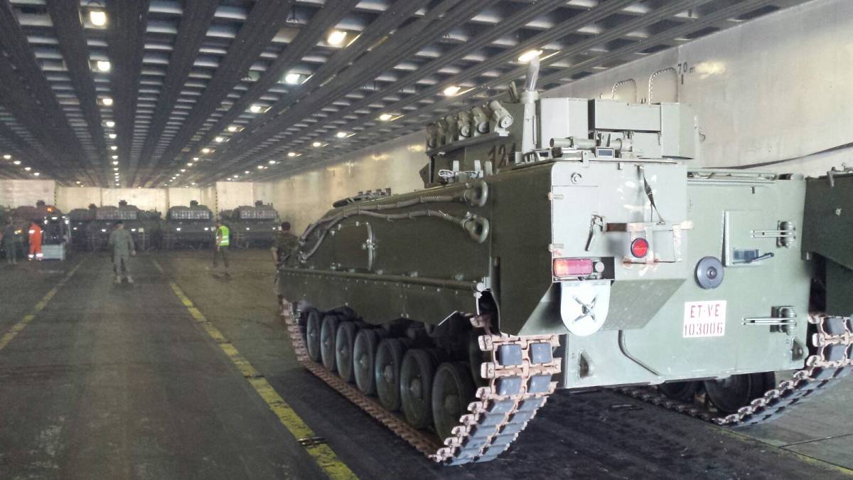 Un VCI Pizarro entrando en la amplia bodega del navo RO-RO. Foto: OF. COM. BRI EXTREMADURA XI.