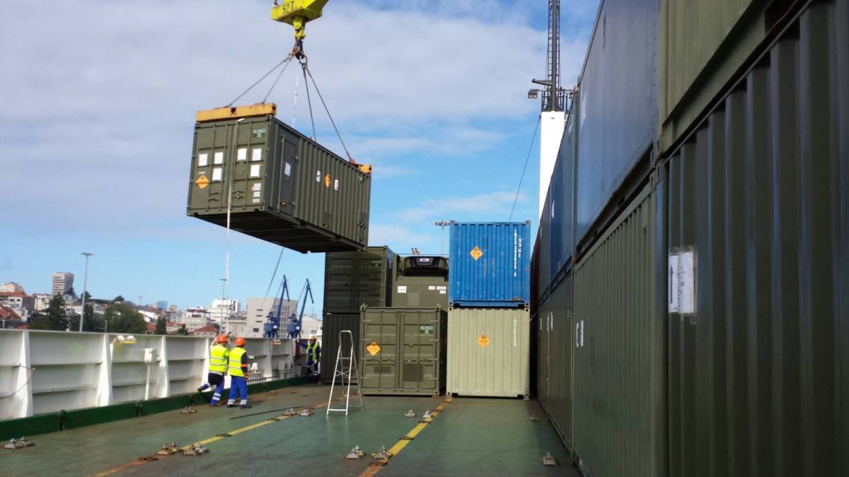 Adems de los vehculos mediante gra se subieron a bordo del Friedrich Russ varios contenedores de carga. Foto: OF. COM. BRI EXTREMADURA XI.