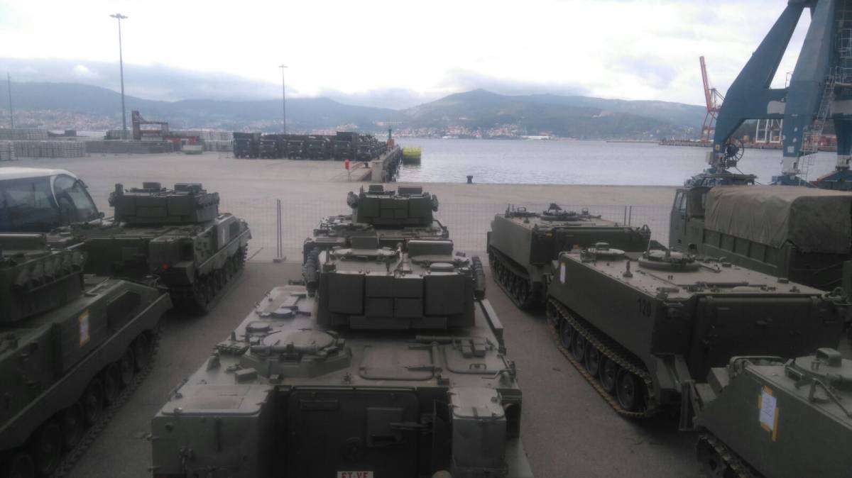 Material de cadenas a la espera de su embarque, de izq. a der., VCI Pizarro, M-113 y M-548. Foto: OF. COM. BRI EXTREMADURA XI.