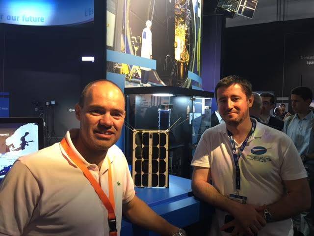 17.	En el pabellón de Agencia Espacial Europea ESA encontramos a los representantes de la empresa AISTECH, una compañía española ubicada en el parque empresarial de Vigo, la cual está desarrollando toda una gama de nano-satélites. Su  propósito es generar