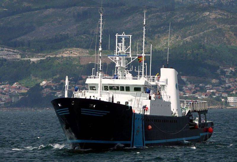 Buque de operaci�n especial "Petrel" (Foto: Javier Alonso)