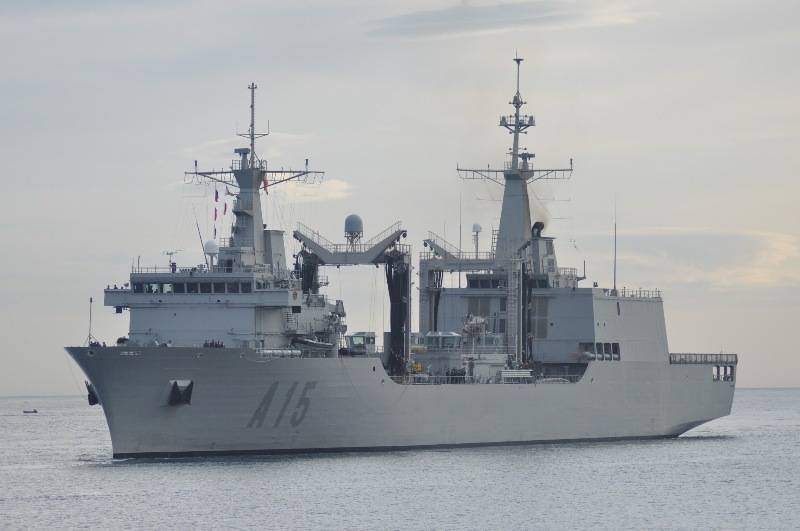 Buque de aprovisionamiento de combate "Cantabria" (Foto: J. Alcalde)