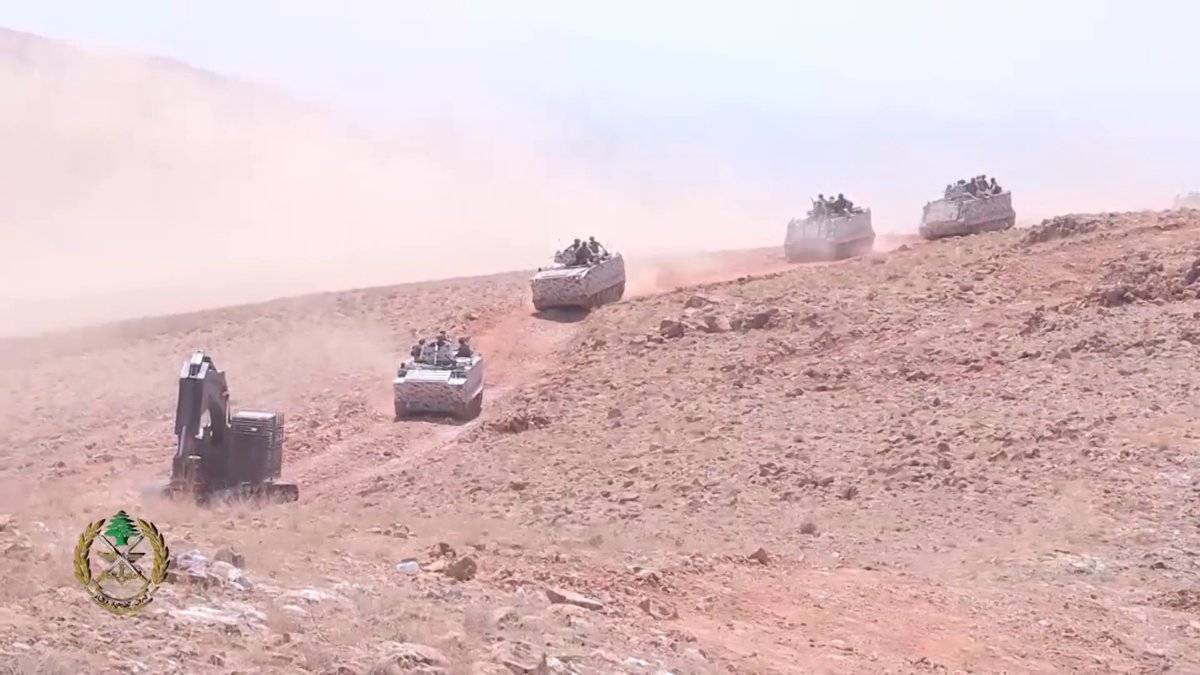 Columna de M-113 precedida por un medio de ingenieros, una excavadora. Columna de M-113 precedida por un medio de ingenieros, una excavadora.