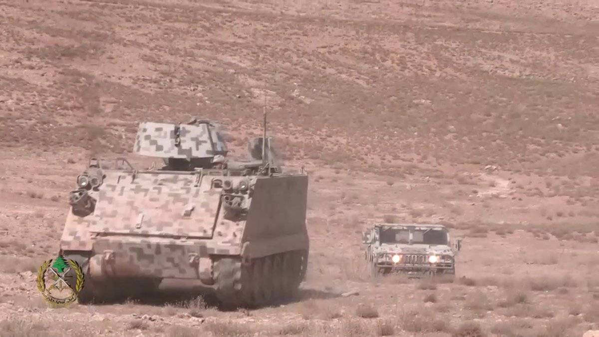 Un M-113, que lleva la protección blindada para el servidor de la ametralladora pesada, avanza seguido de un 4x4 Hummer. Un M-113, que lleva la protección blindada para el servidor de la ametralladora pesada, avanza seguido de un 4x4 Hummer.