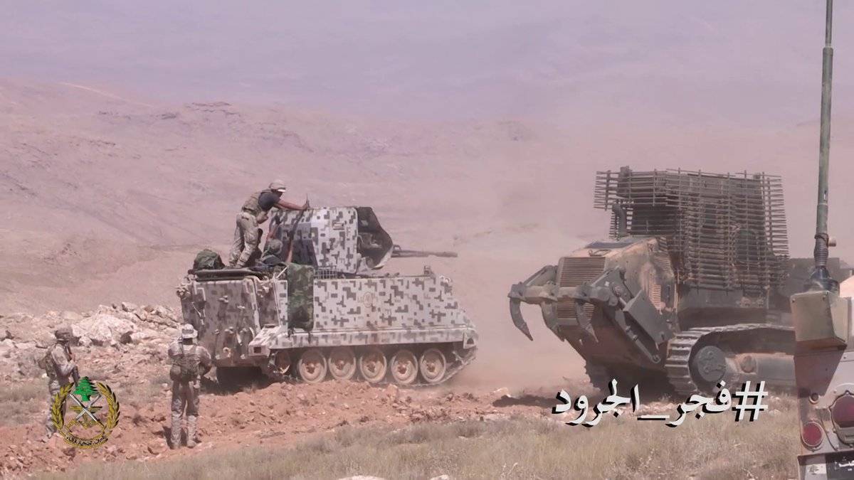 A la derecha vemos un Bulldozer protegido por rejas, y un M-113 armado con un cañón ruso ZSU-23-2. A la derecha vemos un Bulldozer protegido por rejas, y un M-113 armado con un cañón ruso ZSU-23-2.