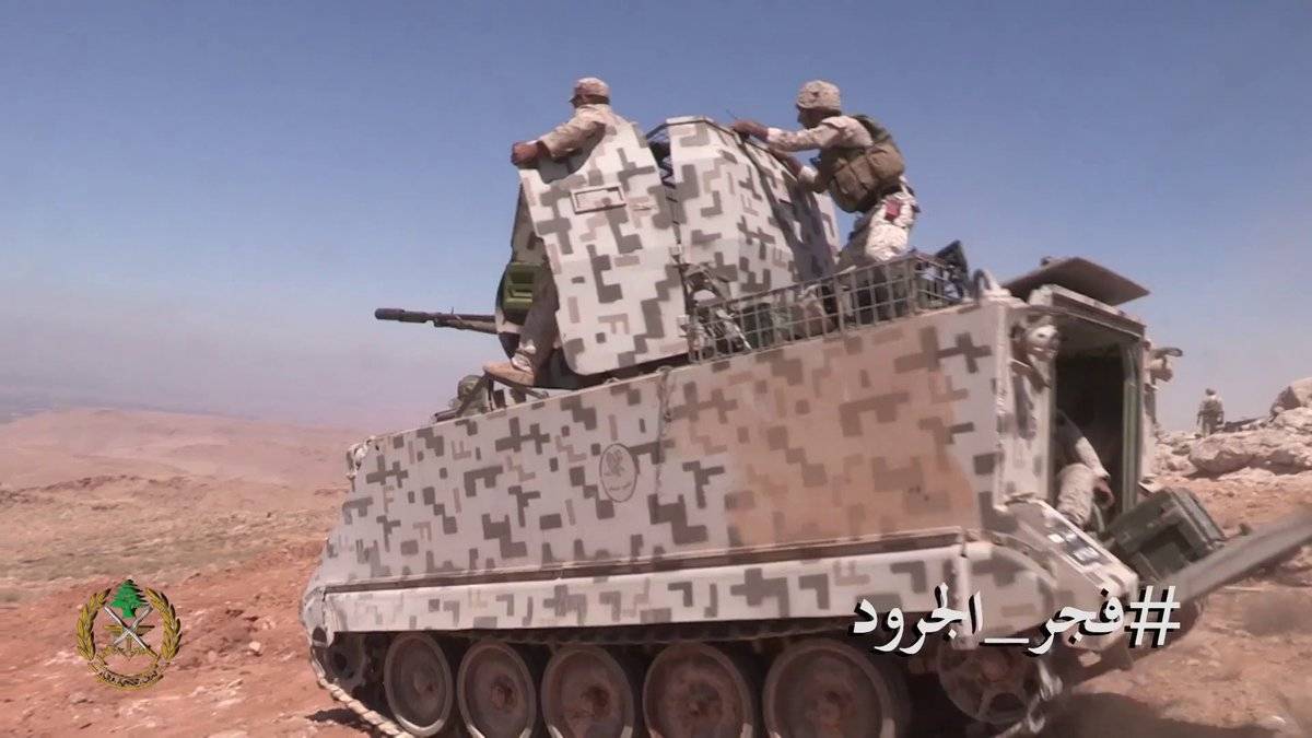 Uno de los M-113 libaneses, al que se le ha instalado una pieza bitubo ZSU-23-2 y una torre para proteger a los servidores. Uno de los M-113 libaneses, al que se le ha instalado una pieza bitubo ZSU-23-2 y una torre para proteger a los servidores.