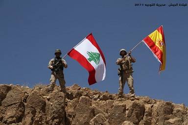 La mediática foto de los soldados libaneses llevando las banderas del Líbano y España.
