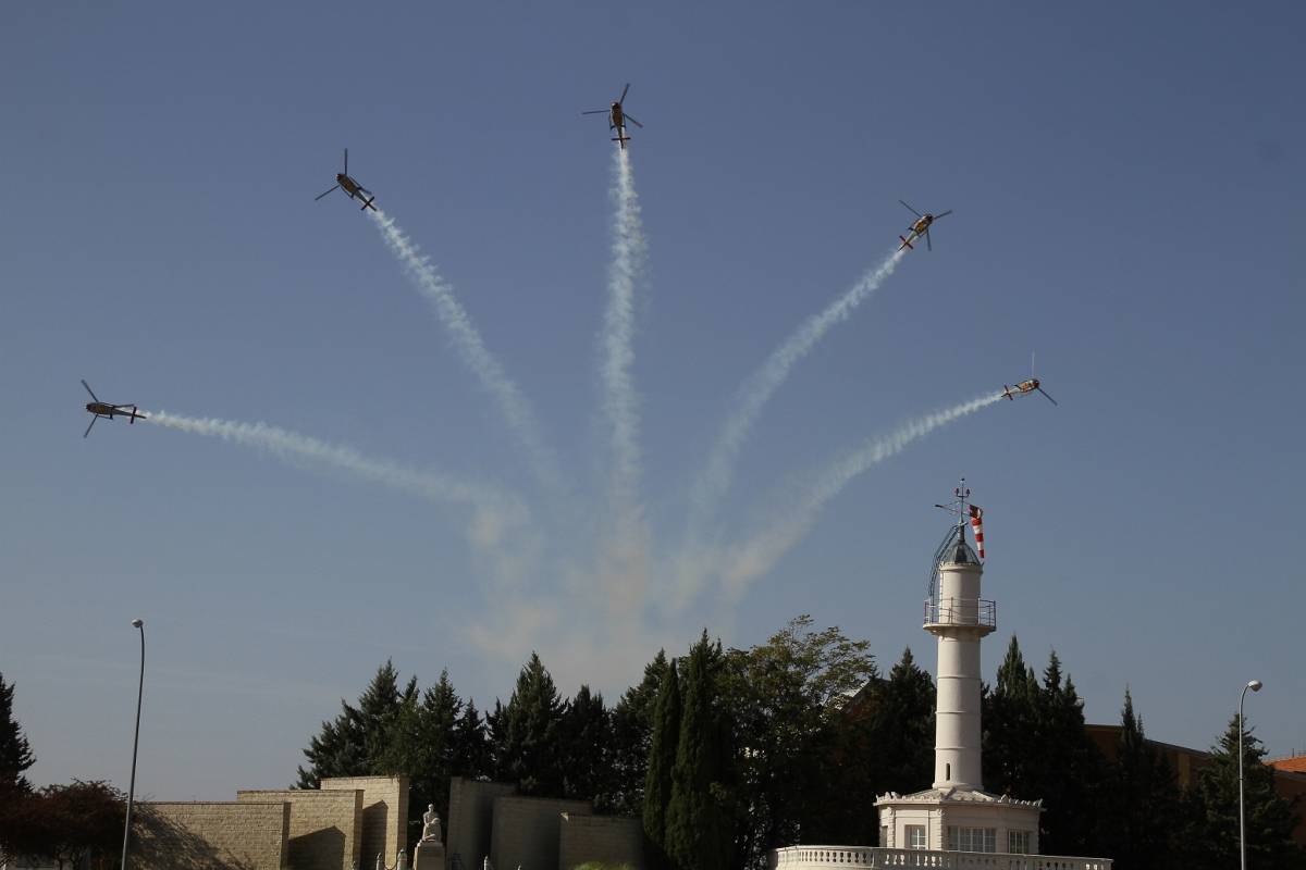 La patrulla de helicópteros del Ejército del Aire “Aspa” rompiendo formación frente a la histórica torre de Cuatro Vientos. Foto: Julio Maíz/defensa.com La patrulla de helicópteros del Ejército del Aire “Aspa” rompiendo formación frente a la histórica torre de Cuatro Vientos. Foto: Julio Maíz/defensa.com