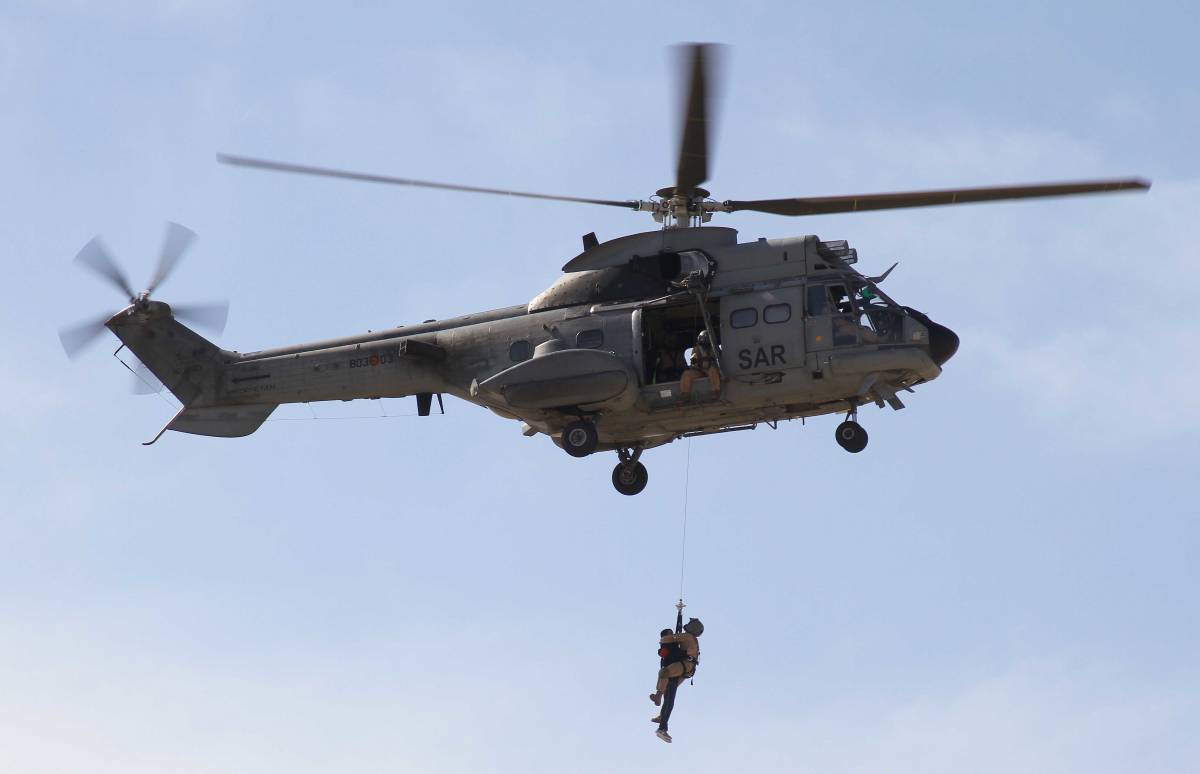 Uno de los Airbus Helicopters AS332B “Super Puma” de los anfitriones realiza una simulación de rescate. Foto: Julio Maíz/defensa.com Uno de los Airbus Helicopters AS332B “Super Puma” de los anfitriones realiza una simulación de rescate. Foto: Julio Maíz/defensa.com