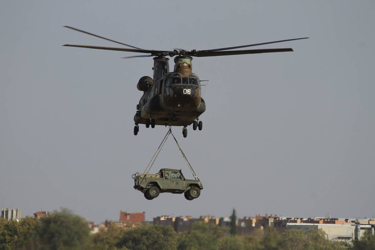 El Boeing CH-47D Chinook de las FAMET realizó una gran exhibición, que incluyo llevar un vehículo en eslinga. Foto: Julio Maíz/defensa.com El Boeing CH-47D Chinook de las FAMET realizó una gran exhibición, que incluyo llevar un vehículo en eslinga. Foto: Julio Maíz/defensa.com