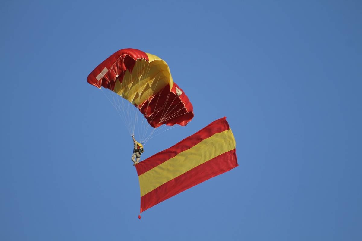 Los miembros de la Patrulla Acrobática de Paracaidismo del Ejército del Aire (PAPEA) mostraran la bandera de España. Foto: Julio Maíz/defensa.com Los miembros de la Patrulla Acrobática de Paracaidismo del Ejército del Aire (PAPEA) mostraran la bandera de España. Foto: Julio Maíz/defensa.com
