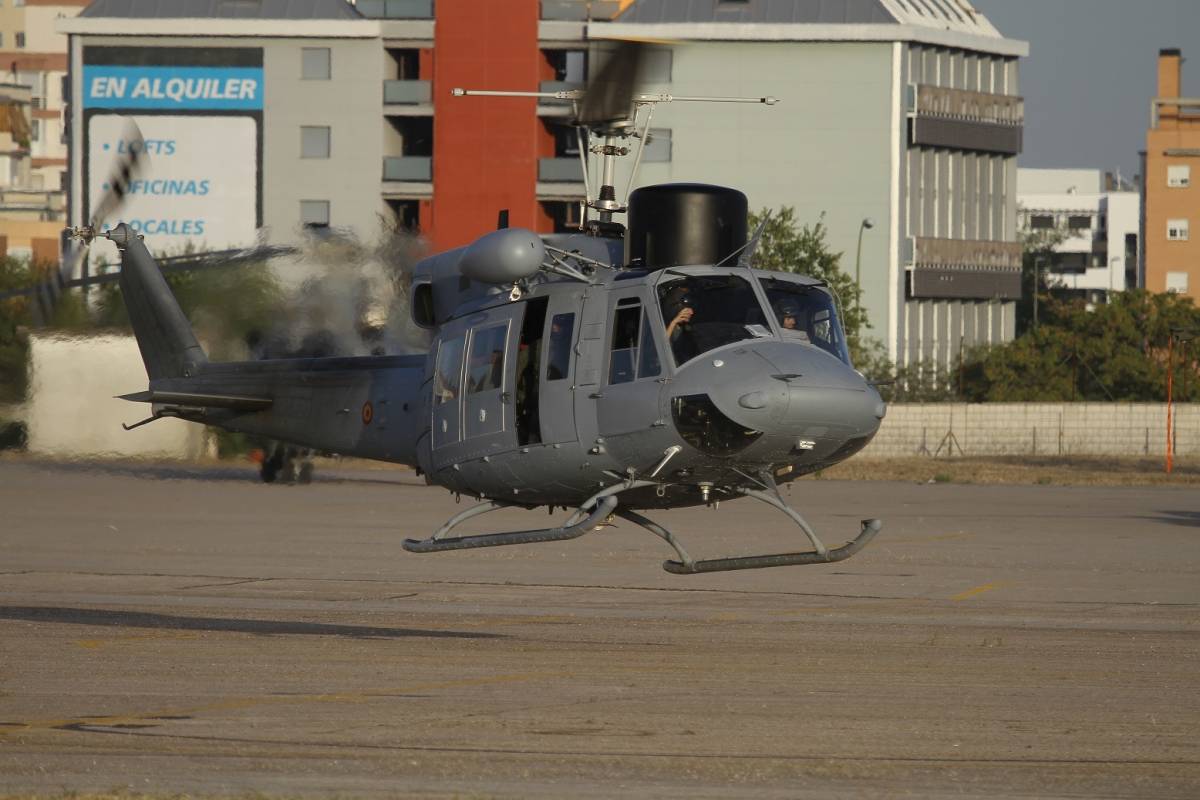El Agusta Bell AB-212+ de la 3ª Escuadrilla de la FLOAN despegando para iniciar su demostración. Foto: Julio Maíz/defensa.com El Agusta Bell AB-212+ de la 3ª Escuadrilla de la FLOAN despegando para iniciar su demostración. Foto: Julio Maíz/defensa.com