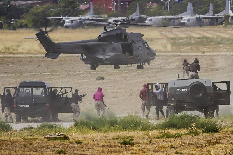 El simulacro de operaciones especiales contó con fuerza de oposición, a la que se vea “combatiendo” en primer plano. Rubén Galindo El simulacro de operaciones especiales contó con fuerza de oposición, a la que se vea “combatiendo” en primer plano. Rubén Galindo