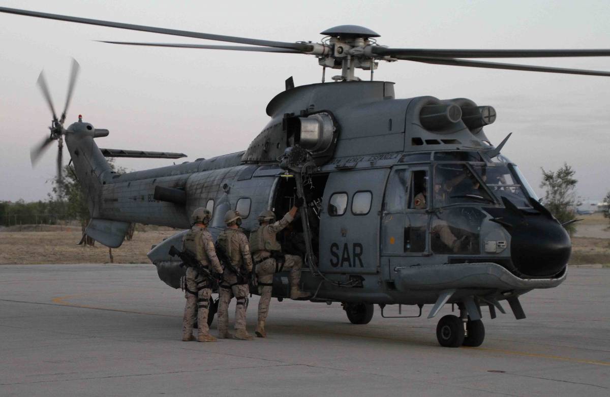 Miembros del EZAPAC subiendo en un "Super Puma" del 803 Escuadrón. Foto: Julio Maíz/defensa.com Miembros del EZAPAC subiendo en un "Super Puma" del 803 Escuadrón. Foto: Julio Maíz/defensa.com