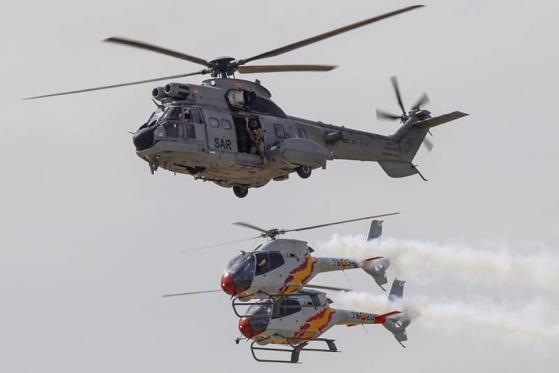 Pasada final de un Super Puma en formación con los Airbus Helicopters EC120B de la Patrulla “Aspa”. Foto: Rubén Galindo. Pasada final de un Super Puma en formación con los Airbus Helicopters EC120B de la Patrulla “Aspa”. Foto: Rubén Galindo.