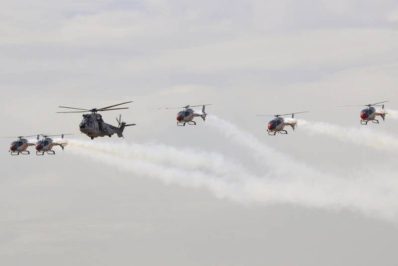Otra imagen de la pasada final del "Super Puma" del 803 Escuadrón con la Patrulla “Aspa”. Foto: Julio Maíz/defensa.com Otra imagen de la pasada final del "Super Puma" del 803 Escuadrón con la Patrulla “Aspa”. Foto: Julio Maíz/defensa.com